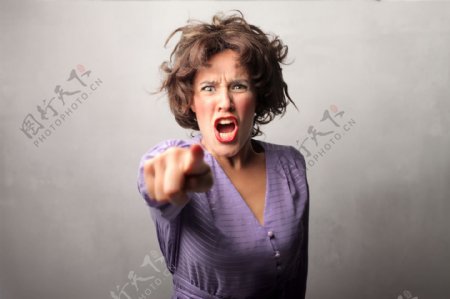 愤怒的女人图片