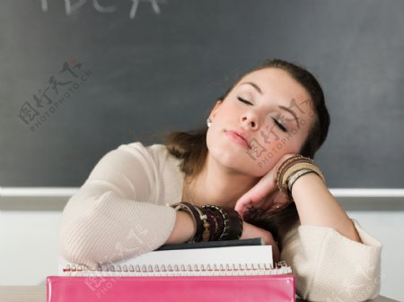 教室里睡觉的外国女孩图片