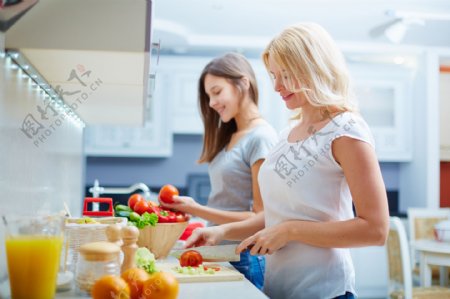在做饭的女人图片