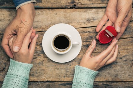 喝咖啡求婚的情侣图片