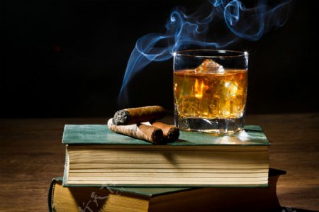 书本与雪茄美酒图片