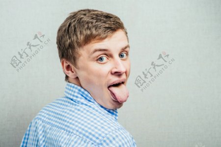 伸舌头的男人图片