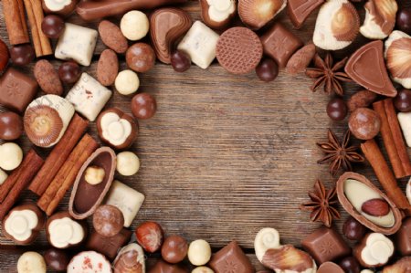 木板上的各种形状巧克力糖图片