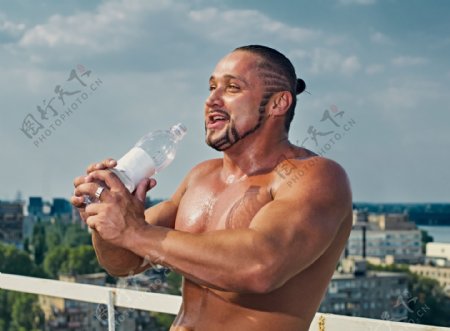 喝水的肌肉男人图片