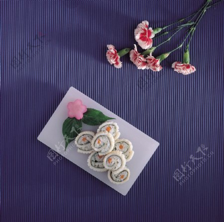 白色寿司与康乃馨图片