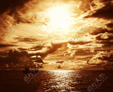风平浪静的海和船图片
