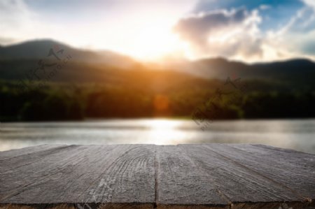 木板与湖泊风景图片