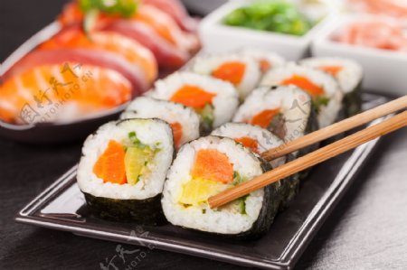 三文鱼与美味寿司图片