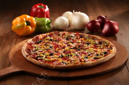 蔬菜与菜板上的披萨图片