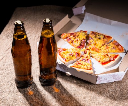 两瓶啤酒与披萨图片