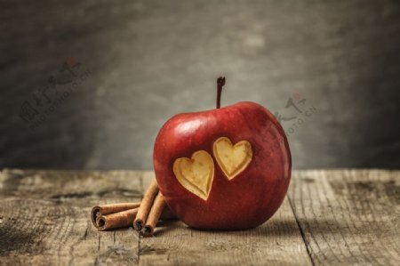 唯美刻心形红苹果图片