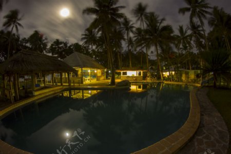 夜景游泳池