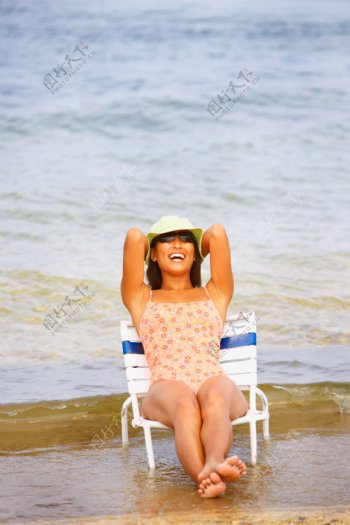 开心的沙滩美女图片