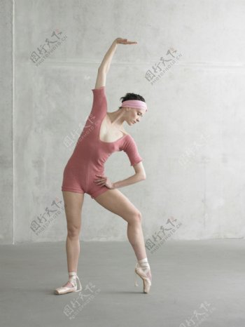 表演健身舞蹈的外国美女图片