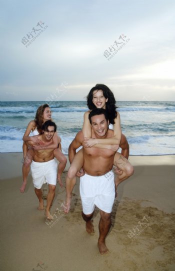 沙滩上玩耍的夫妻图片