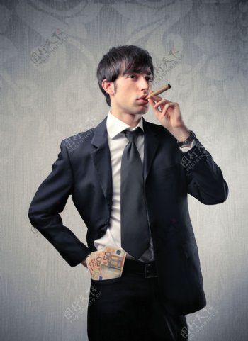抽烟的商业男士图片