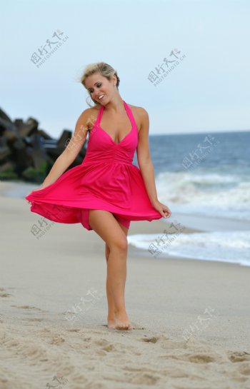 沙滩上穿裙子的美女图片