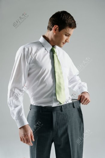 穿肥大西装裤子的商务人士图片