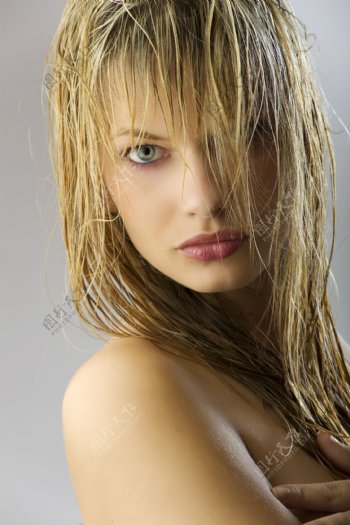 头发打湿的美女图片