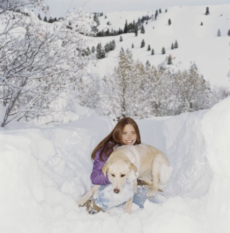 雪地上的美女与狗