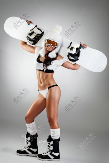 扛着滑雪板的性感美女