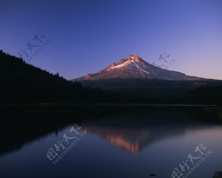 雪山湖泊风景摄影