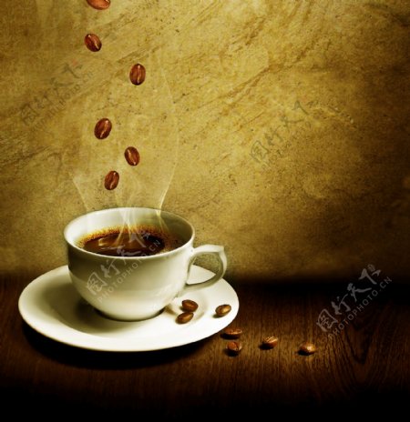 桌子上的咖啡与咖啡豆