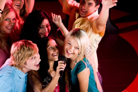 派对唱歌的外国男女青年图片