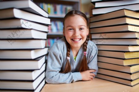 微笑的小女孩与书本图片