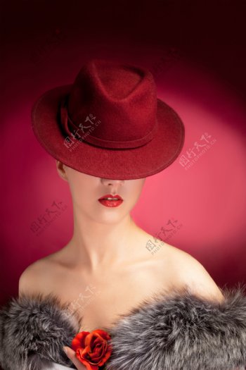 戴红色帽子的美女图片