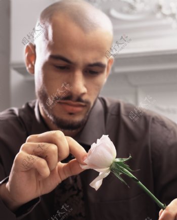 手拿玫瑰花的外国男性图片