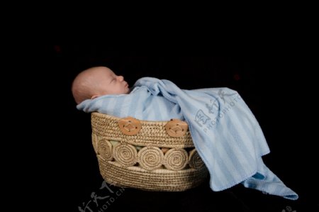 篮子里浴巾包裹着熟睡的宝宝图片