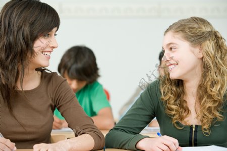 教师聊天的两个女生图片