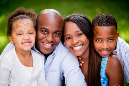 微笑的黑人家庭图片