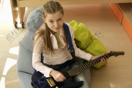 学习吉他的女孩图片