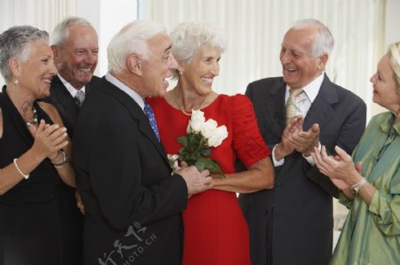 手捧鲜花的老人夫妇图片