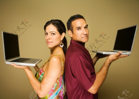 背靠背的情侣与手提电脑图片