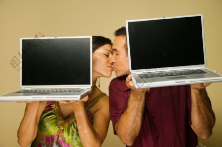 电脑与亲嘴的情侣图片