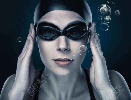 潜水的女子运动员图片