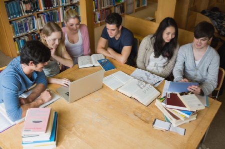 图书馆里的学生图片