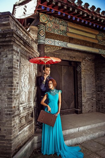 中式古典建筑与情侣恋人图片