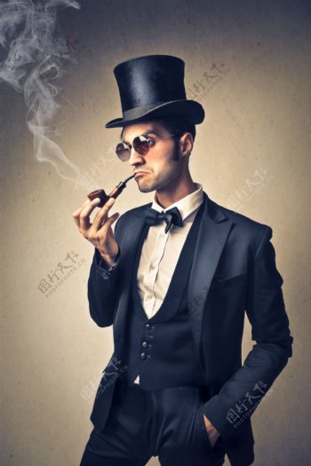 抽着烟斗的男人图片