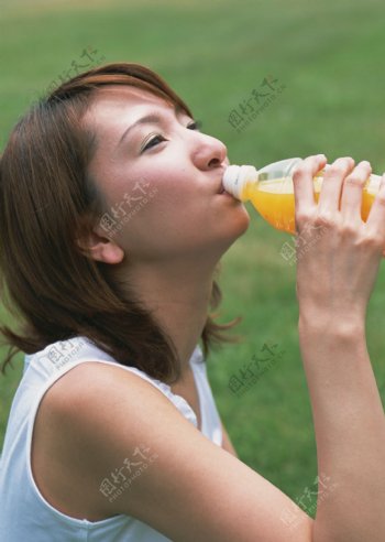 喝橙汁的美女图片
