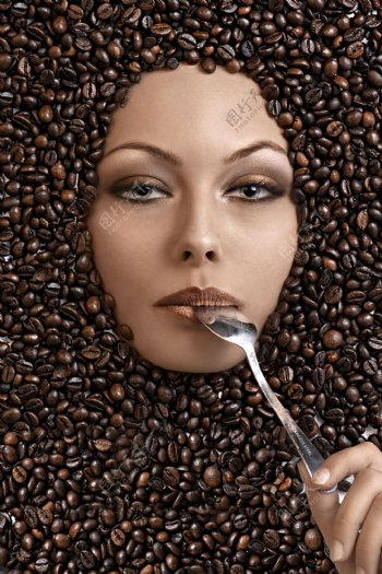 咖啡豆中的美女图片