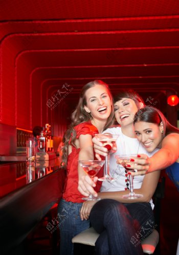 酒吧喝酒的性感美女图片