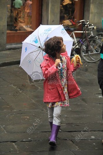 打着雨伞的女孩