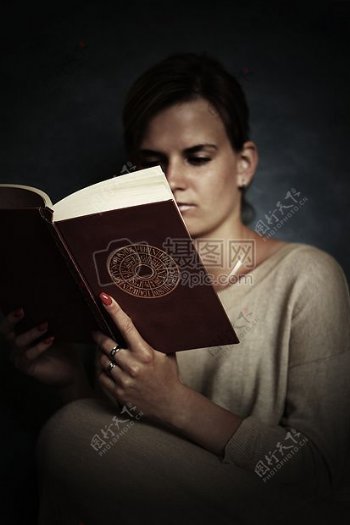 正在看书的女人