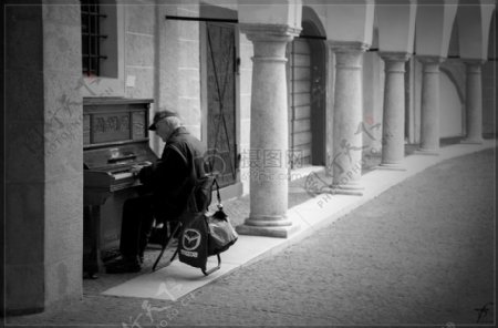 街角弹琴的老人