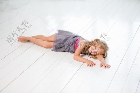 躺在地板上的小女孩