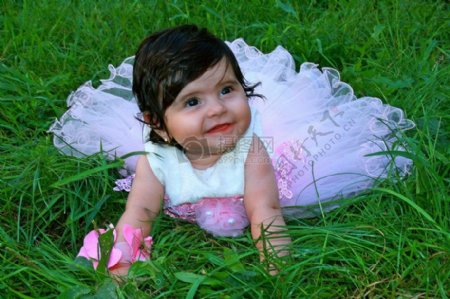 草地上的可爱小女孩